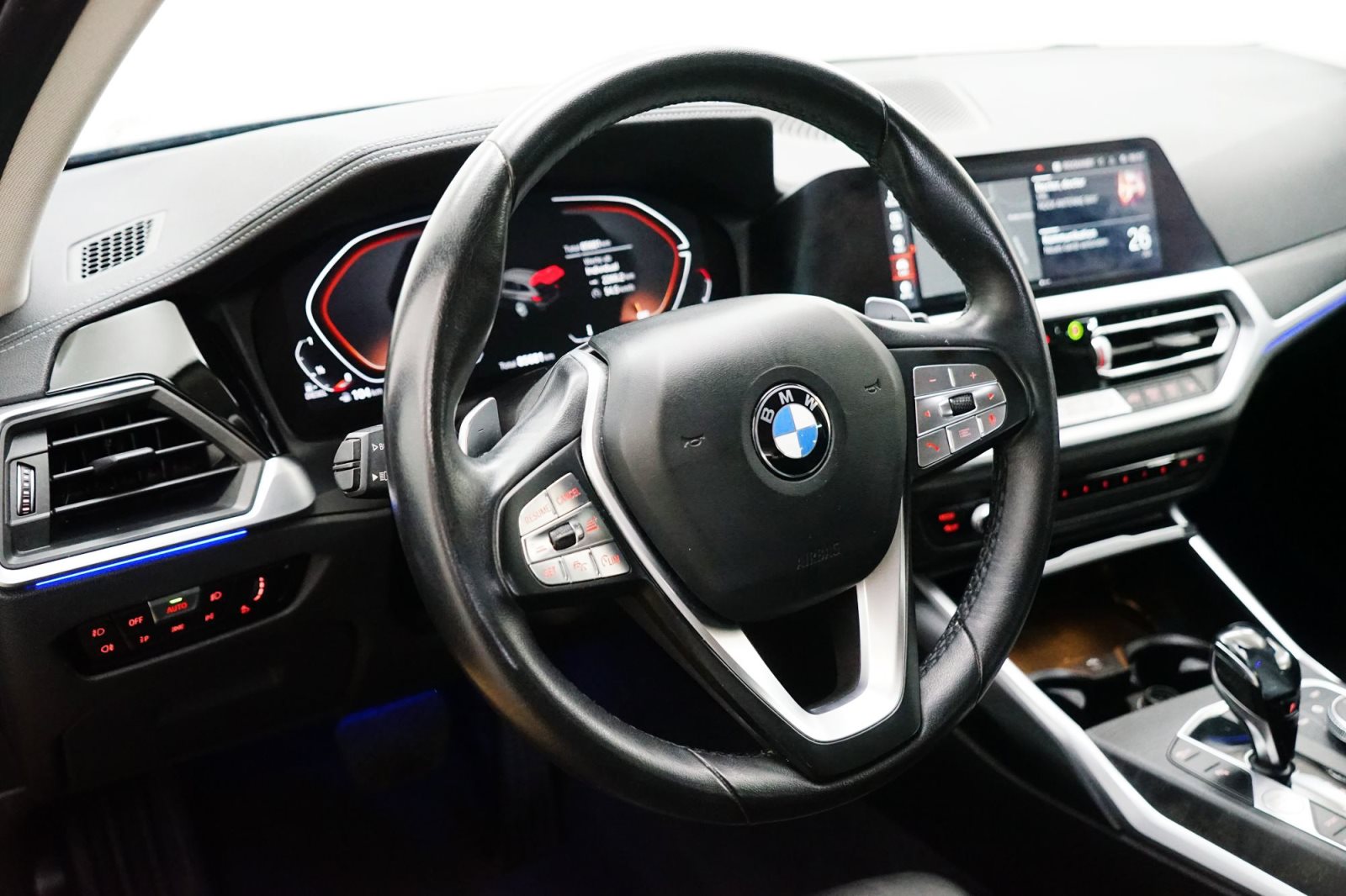 Fahrzeugabbildung BMW 320d Touring [Luxury Line, LC Prof., AHK, 18 ]