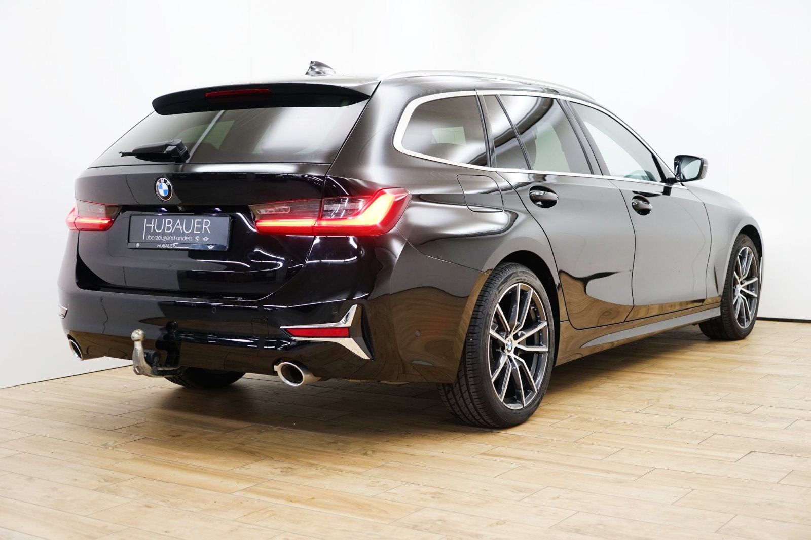 Fahrzeugabbildung BMW 320d Touring [Luxury Line, LC Prof., AHK, 18 ]