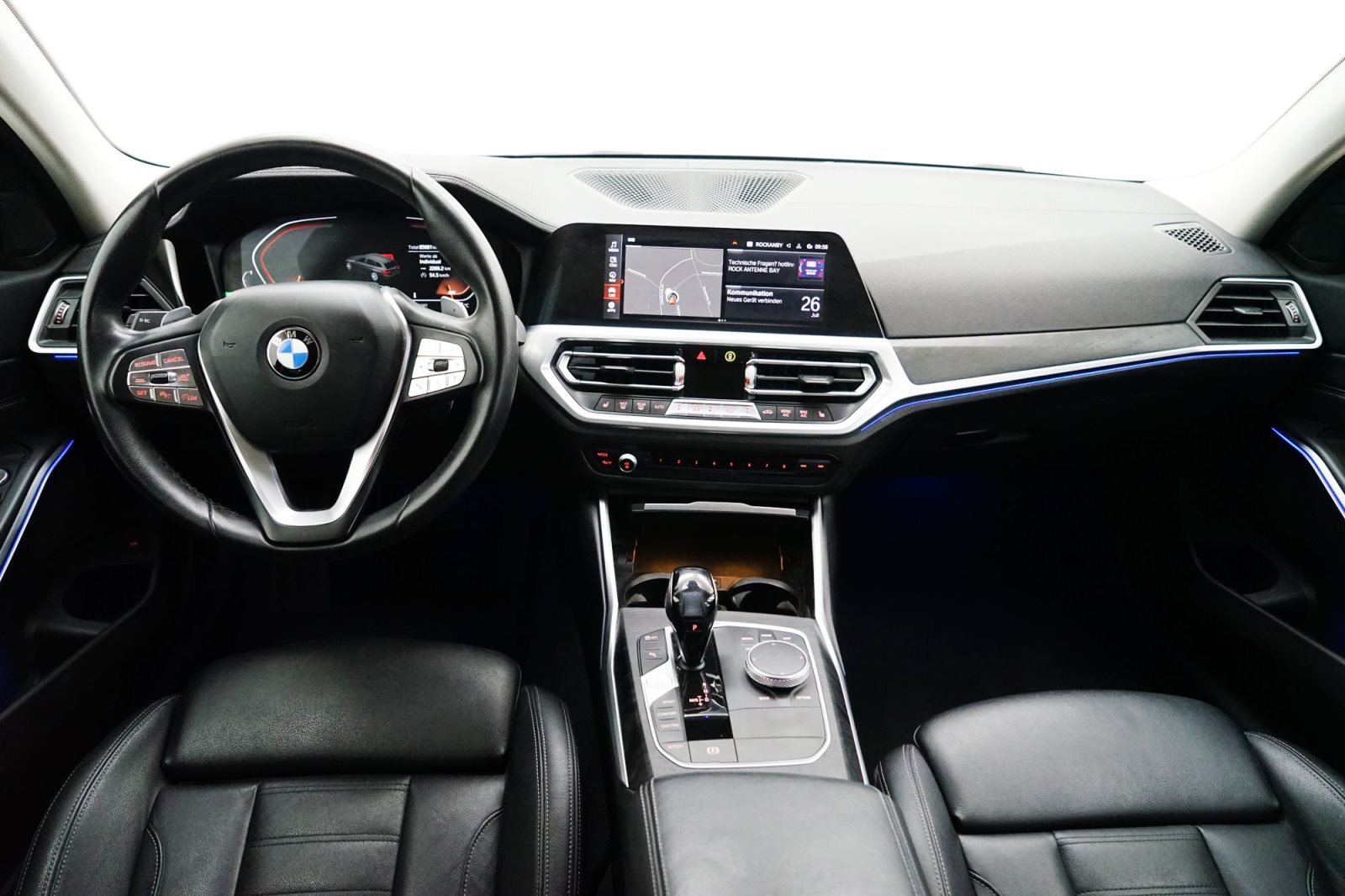 Fahrzeugabbildung BMW 320d Touring [Luxury Line, LC Prof., AHK, 18 ]