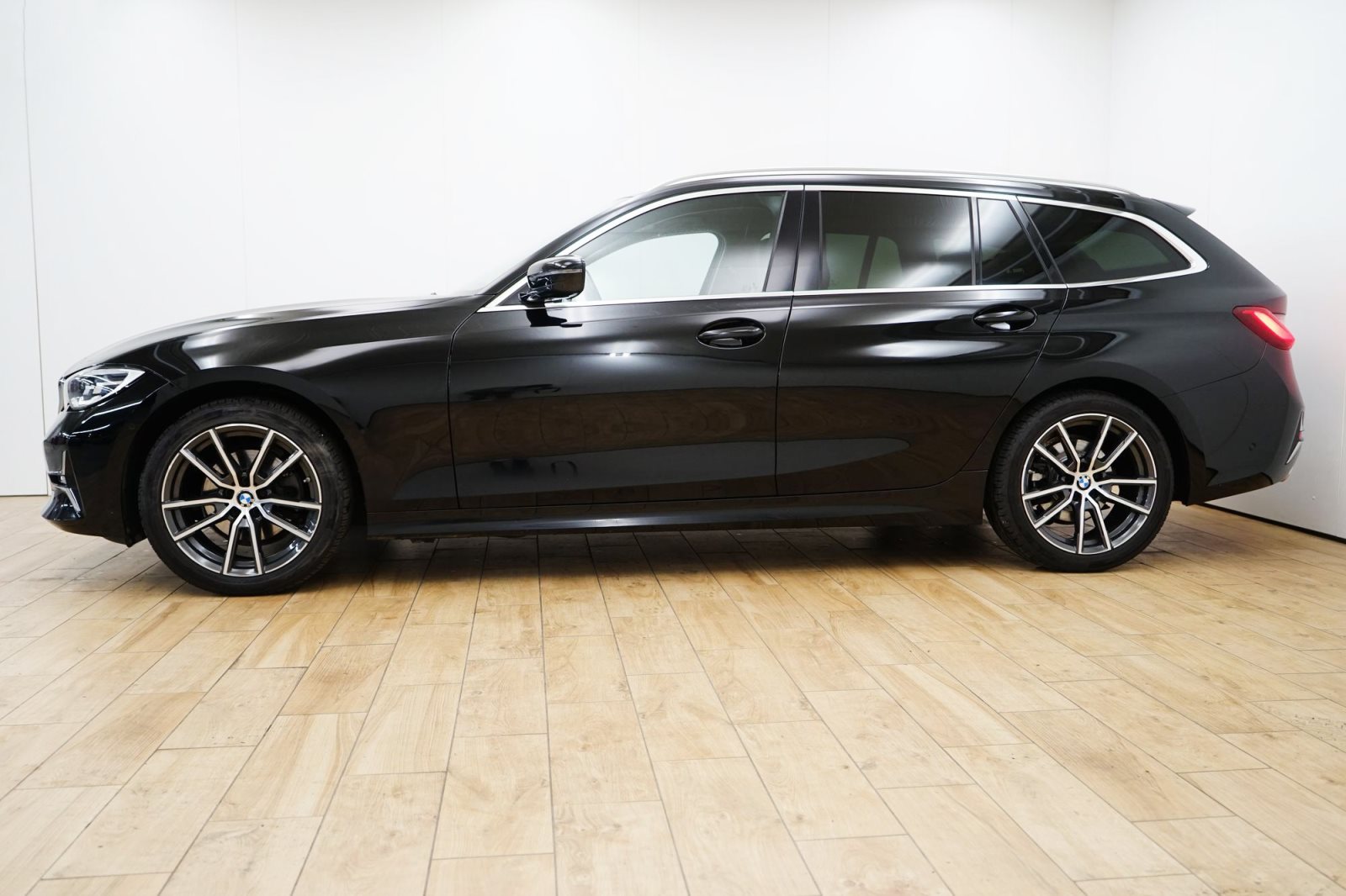 Fahrzeugabbildung BMW 320d Touring [Luxury Line, LC Prof., AHK, 18 ]