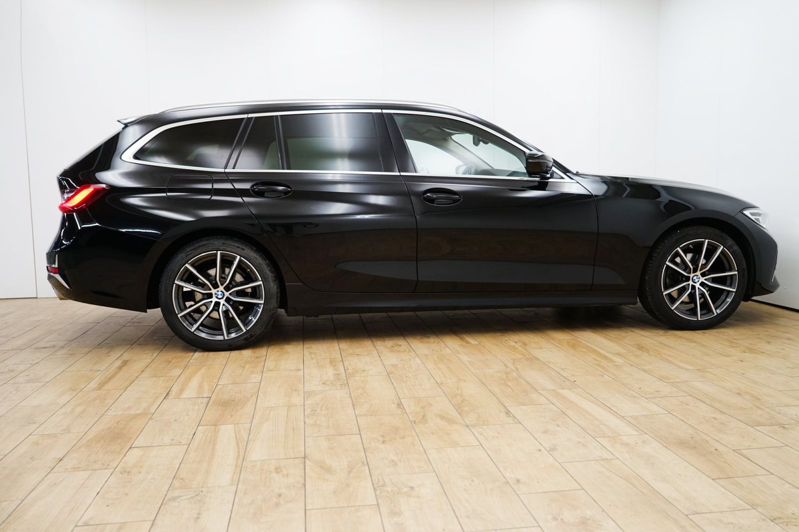 Fahrzeugabbildung BMW 320d Touring [Luxury Line, LC Prof., AHK, 18 ]