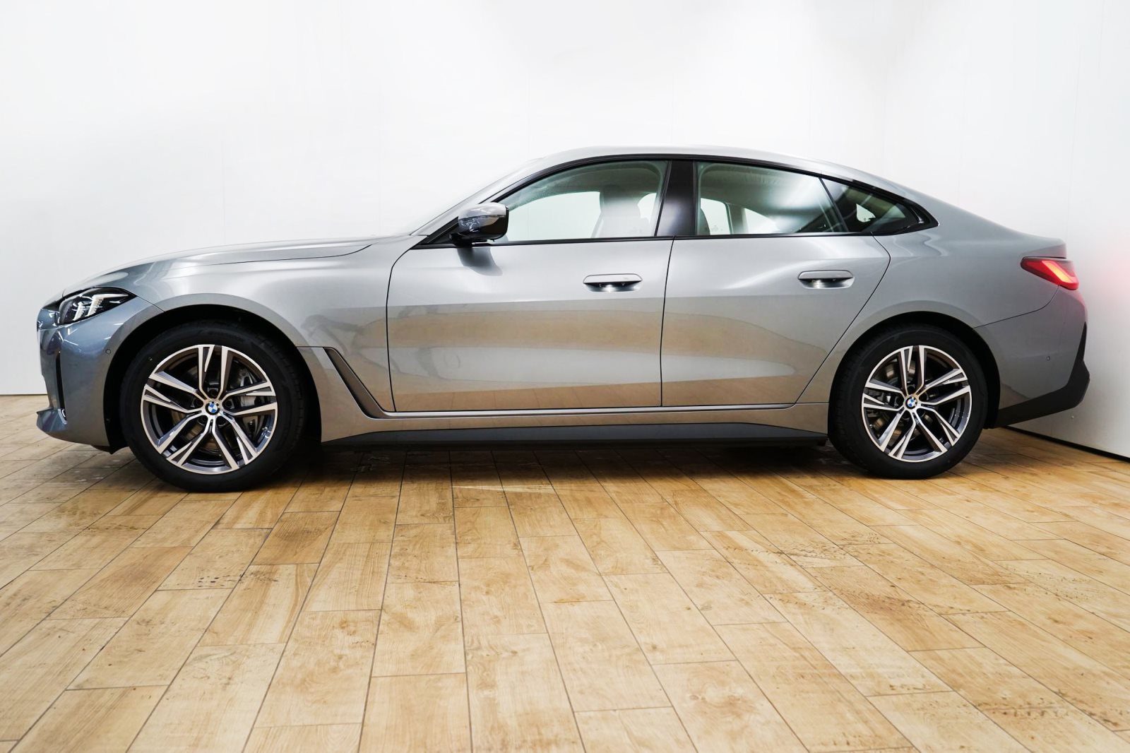 Fahrzeugabbildung BMW i4 eDrive35 [Sport Line, Navi, AHK, ACC, RFK, SHZ]