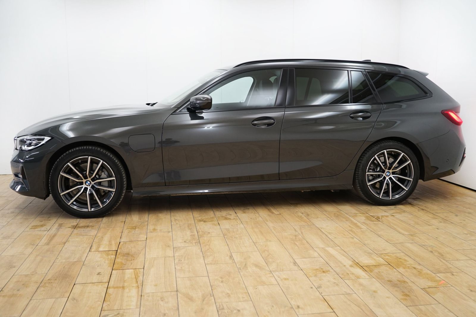 Fahrzeugabbildung BMW 330e Touring [Sport Line, LC Prof., ACC, 18 LM]