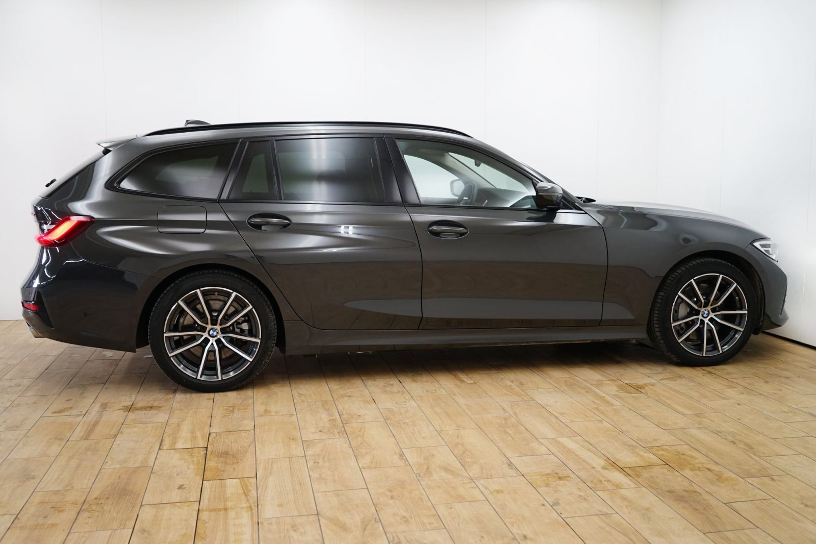 Fahrzeugabbildung BMW 330e Touring [Sport Line, LC Prof., ACC, 18 LM]